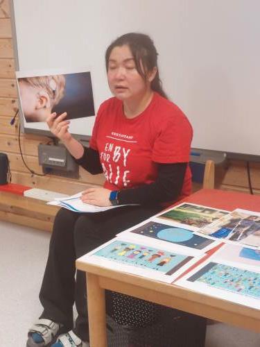 Her viser Shareefa et bilde av en gutt med høreapparat. 